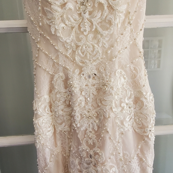 Wedding dress - Picture 8 of 11